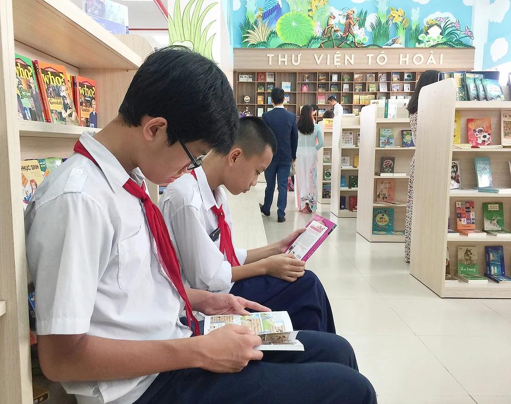 Học sinh đọc sách tại Thư viện Tô Hoài (Hà Nội)