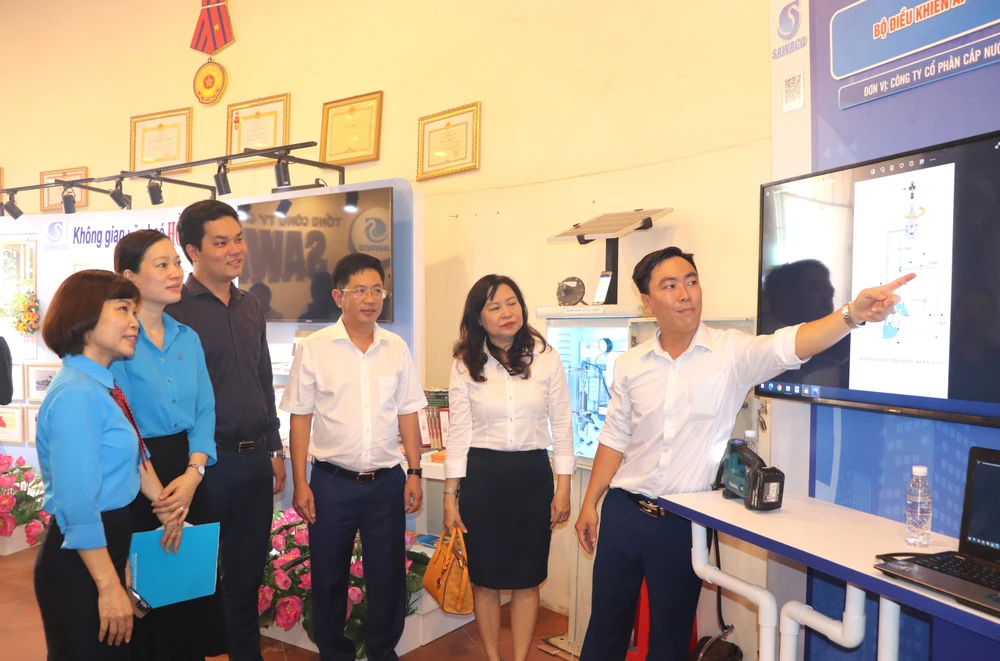 Đại diện Cấp nước Phú Hòa Tân giới thiệu giải pháp Bộ điều khiển áp lực tự động tại Tuần lễ Khoa học công nghệ và Sáng tạo do SAWACO tổ chức
