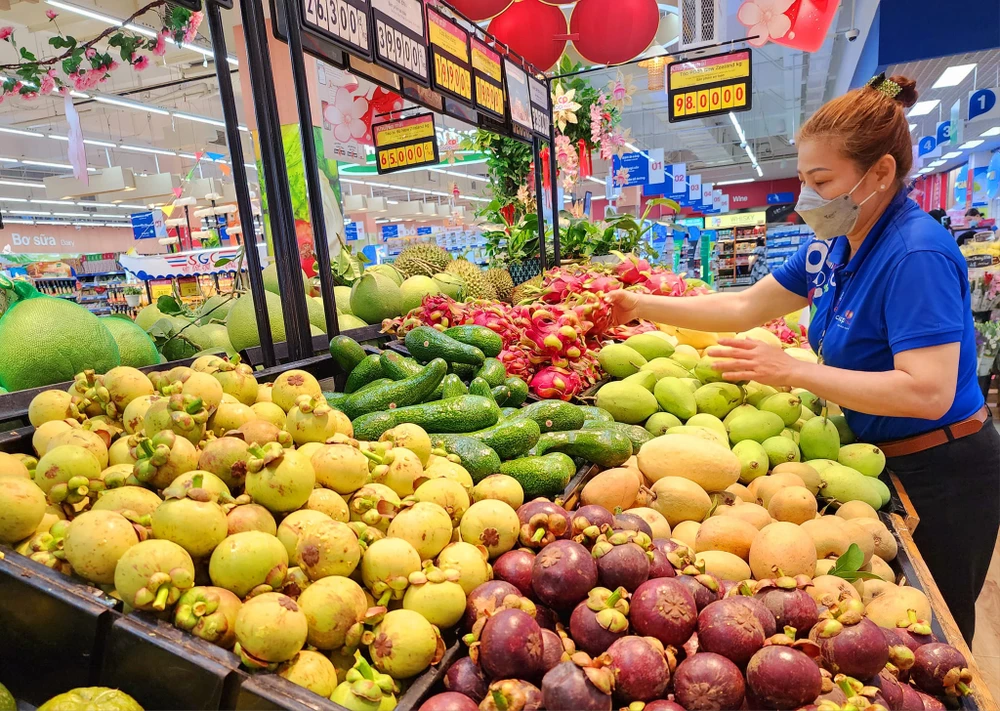 Nhiều loại trái cây mùa hè giảm giá mạnh tại Co.opmart