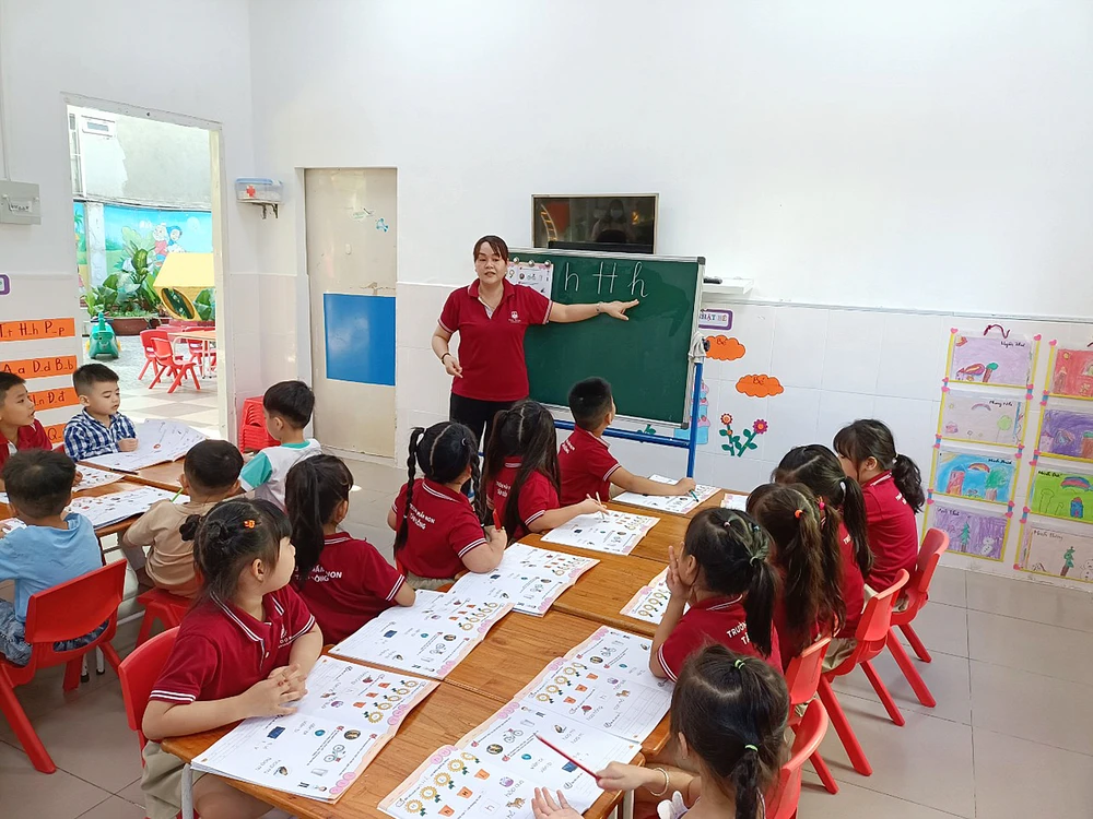 Trẻ làm quen chữ viết tại Trường Mầm non Tân Đông (TP Thủ Đức, TPHCM) 