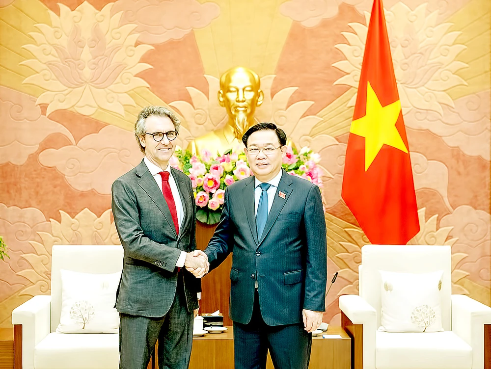 Chủ tịch Quốc hội Vương Đình Huệ tiếp Đại sứ, Trưởng Phái đoàn Liên minh châu Âu (EU) tại Việt Nam Giorgio Aliberti. ẢNh: VIẾT CHUNG