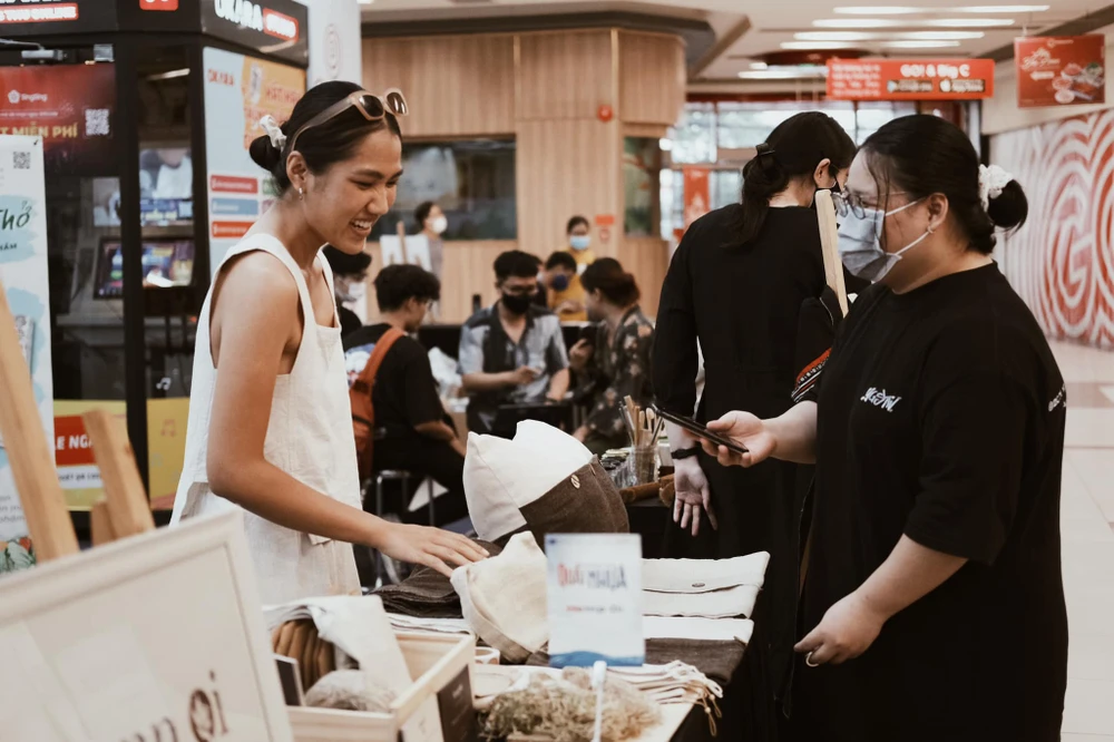 Những hội chợ với các sản phẩm xanh, làm từ chất liệu bền vững luôn thu hút nhiều người tiêu dùng trẻ tìm đến. Ảnh: HEMPOI