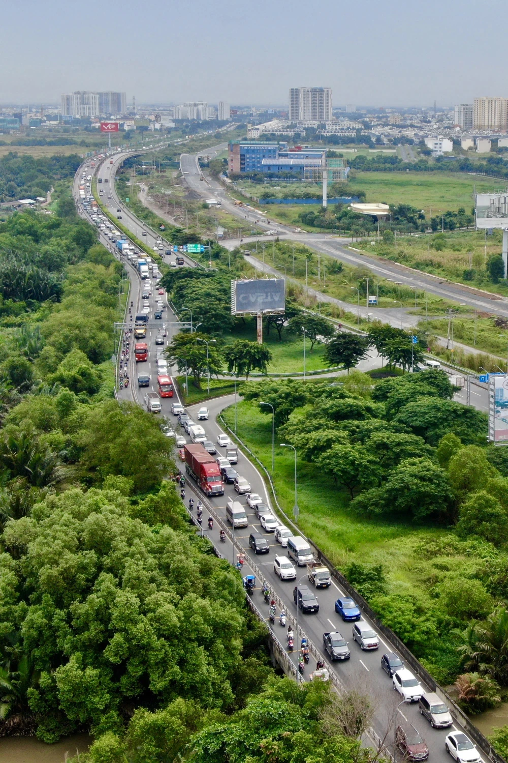 Đường dẫn cao tốc TPHCM - Long Thành - Dầu Giây vào đường Mai Chí Thọ luôn đông xe. Ảnh: HOÀNG HÙNG