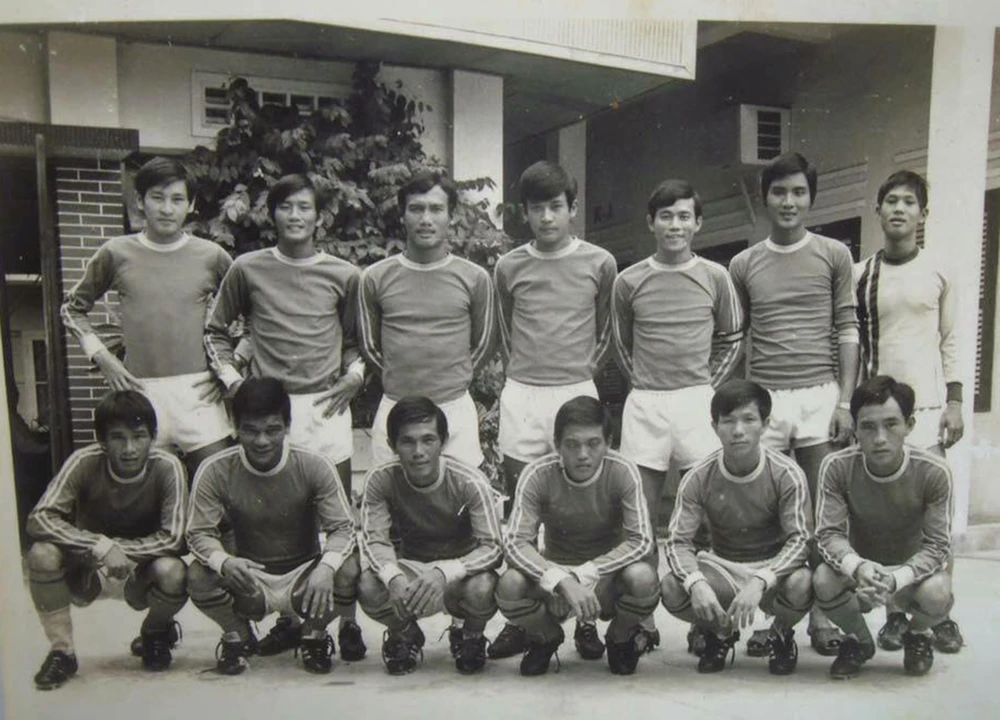 Cựu tuyển thủ Phan Kim Lân (hàng đứng, thứ 3 từ phải sang) cùng đội bóng Công nhân Nghĩa Bình năm 1978. Ảnh: NVCC