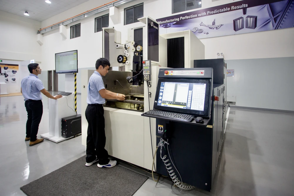 Công ty Makino (Khu Công nghệ cao TPHCM) sử dụng công nghệ chế tạo chi tiết cơ khí có độ chính xác cao. Ảnh: HOÀNG HÙNG