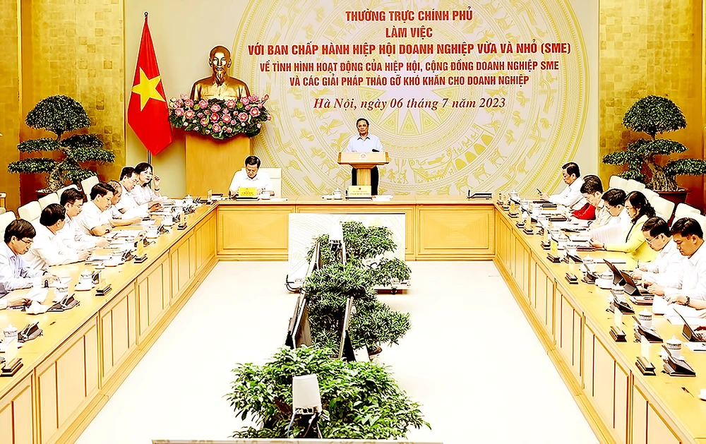 Thủ tướng Phạm Minh Chính chủ trì làm việc với Hiệp hội Doanh nghiệp vừa và nhỏ. Ảnh: TTXVN