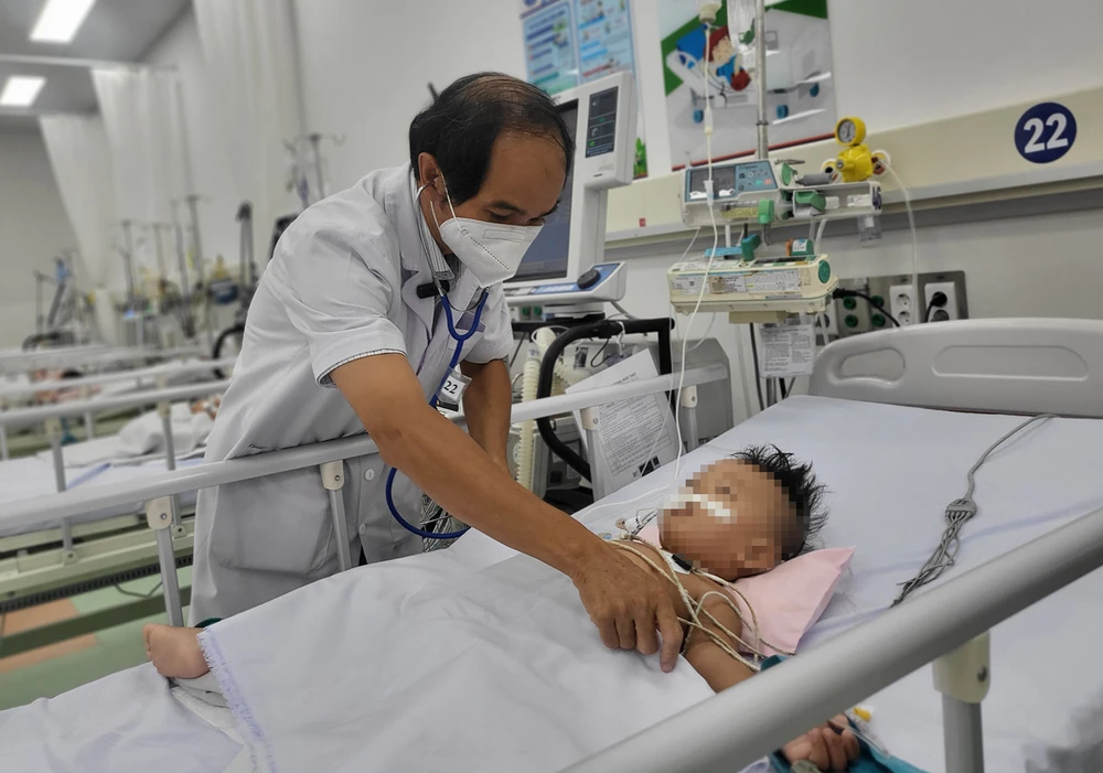 Bác sĩ Bệnh viện Nhi đồng 1 thăm khám cho bệnh nhân mắc tay chân miệng nặng