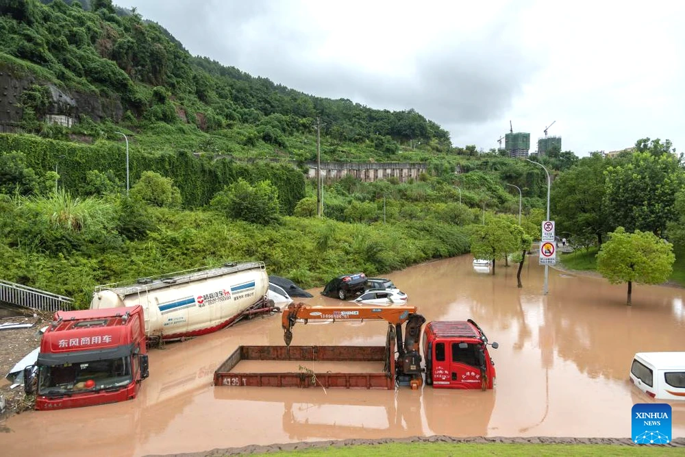 Xe cộ bị chìm trong nước trên đường phố quận Vạn Châu, Trùng Khánh, Trung Quốc. Ảnh: THX