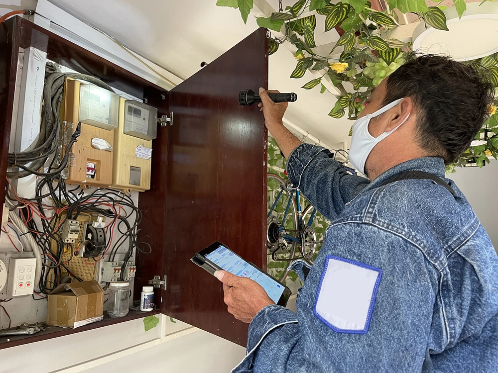 Nhân viên điện lực kiểm tra đồng hồ điện của người dân trên địa bàn phường Võ Thị Sáu, quận 3, TPHCM. Ảnh: HOÀNG HÙNG