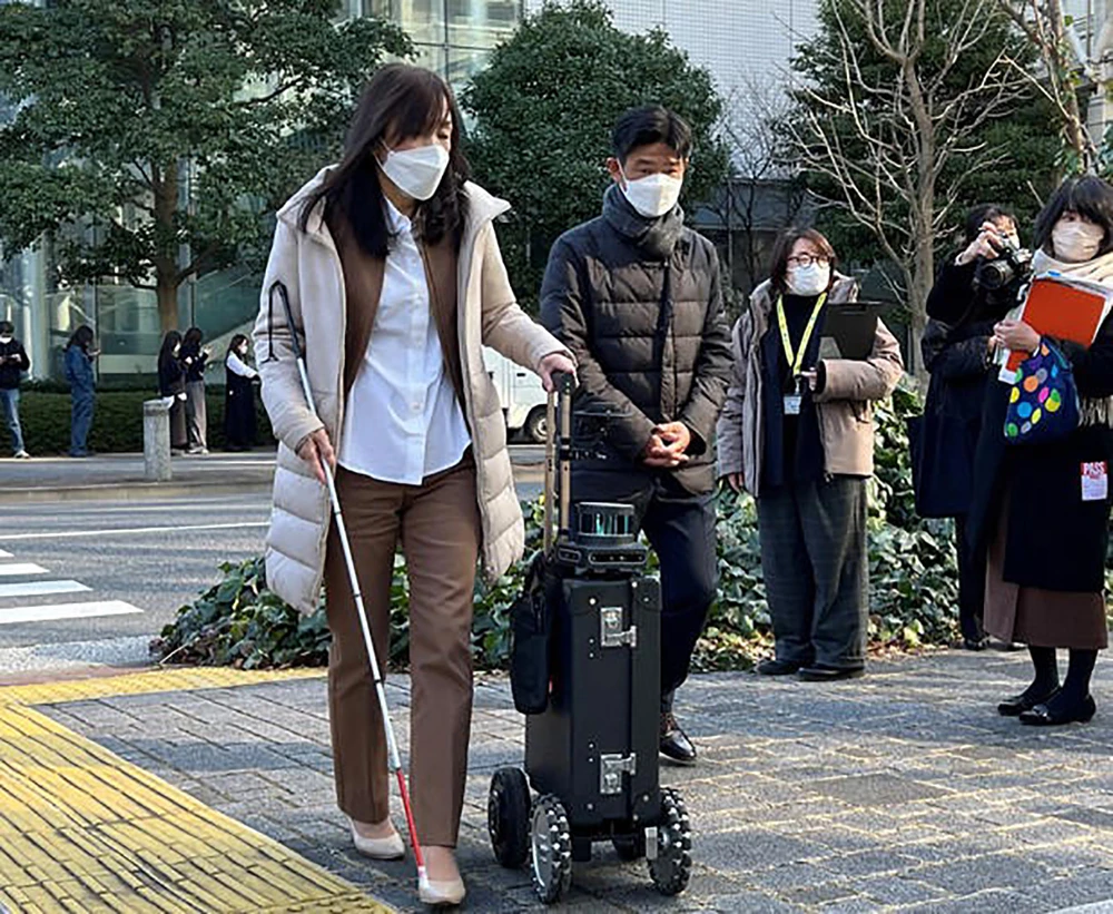 Thử nghiệm AI Suitcase ở Tokyo