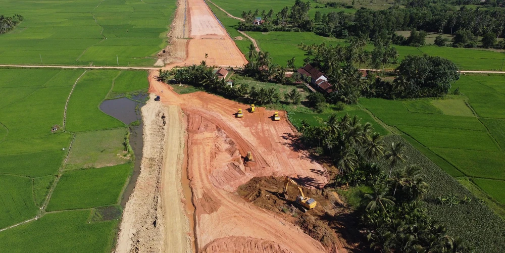 Công trường thi công còn nhiều vướng mắc tại dự án đường cao tốc phía Đông đoạn qua tỉnh Bình Định