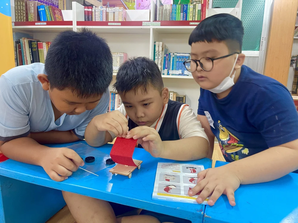 Học sinh Trường Tiểu học Lương Định Của (quận 3) tham gia hoạt động STEM trong dịp hè
