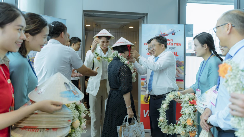 Lãnh đạo Thừa Thiên Huế chào mừng những hành khách Hàn Quốc đầu tiên đến Huế qua Cảng hàng không quốc tế Phú Bài