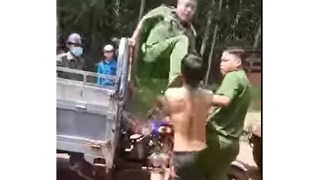 Hình ảnh ghi lại cảnh Trưởng công an xã Bình Sơn đánh người dân. Ảnh: Cắt từ clip