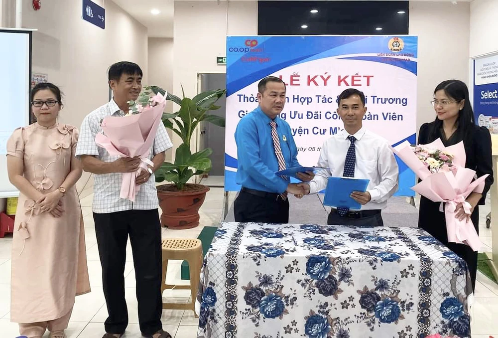 Lễ ký kết giữa Co.opmart Cư M’gar và Liên đoàn Lao động huyện Cư M’gar, tỉnh Đắk Lắk