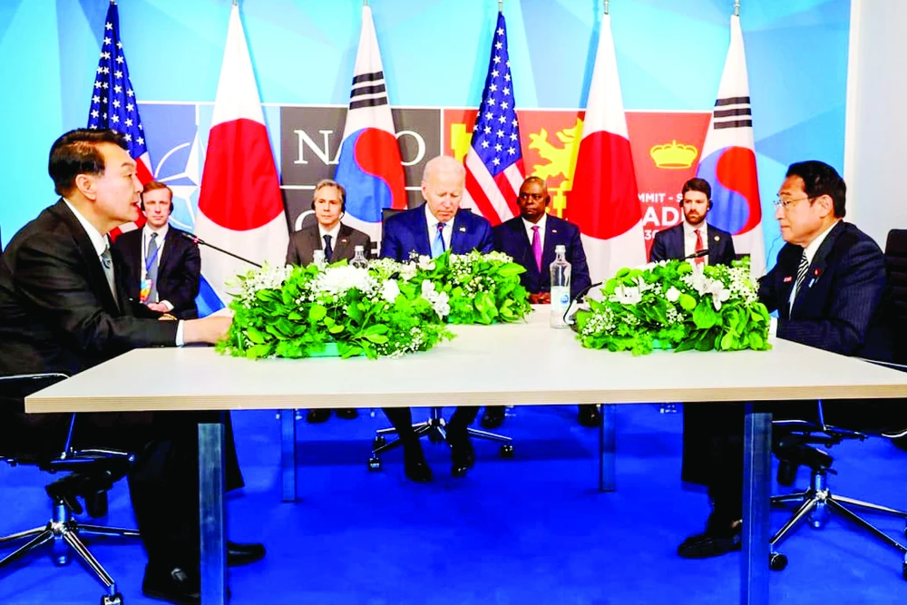 Tổng thống Hàn Quốc Yoon Suk-yeol, Tổng thống Mỹ Joe Biden, Thủ tướng Nhật Bản Fumio Kishida trong cuộc gặp bên lề Hội nghị thượng đỉnh NATO ở Madrid năm 2022 