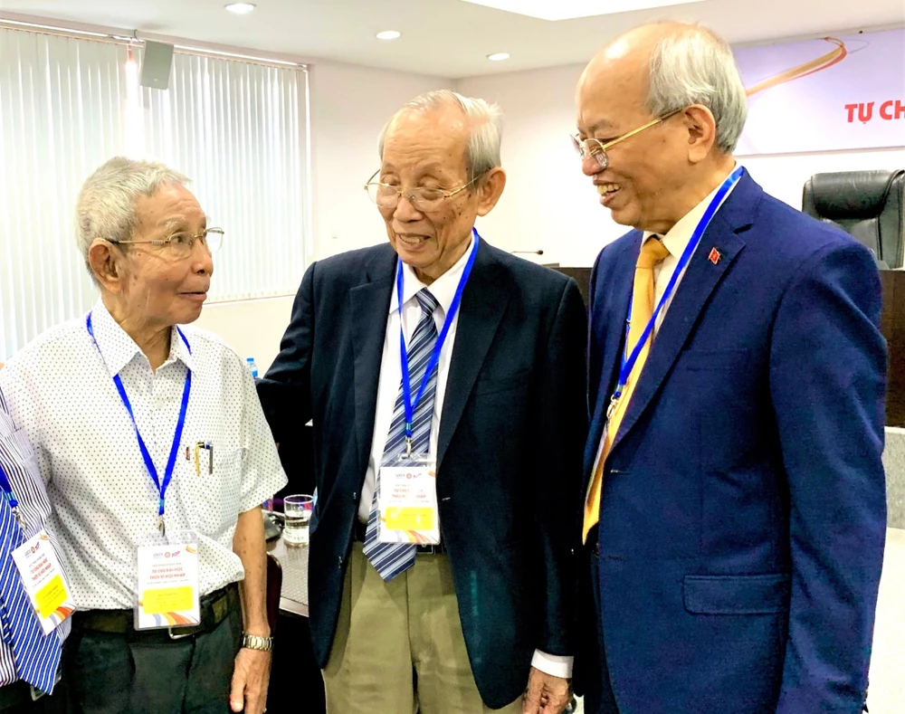 GS-TS Trần Hồng Quân (giữa) trao đổi cùng các chuyên gia tại hội thảo về tự chủ đại học năm 2019