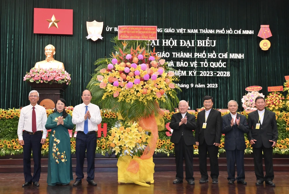Phó Bí thư Thành ủy TPHCM Nguyễn Hồ Hải cùng các đồng chí lãnh đạo TPHCM tặng hoa chúc mừng Đại hội đại biểu Người Công giáo Việt Nam TPHCM xây dựng và bảo vệ Tổ quốc lần thứ IX, nhiệm kỳ 2023-2028. Ảnh: VIỆT DŨNG