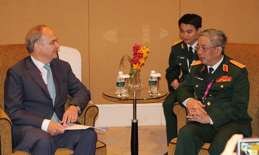 Trong khuôn khổ Đối thoại Shangri-La lần thứ 12 tại Singapore, ngày 1-6-2013, Thượng tướng Nguyễn Chí Vịnh, Thứ trưởng Bộ Quốc phòng đã có cuộc tiếp xúc song phương với Thứ trưởng Quốc phòng Nga. Ảnh: TTXVN