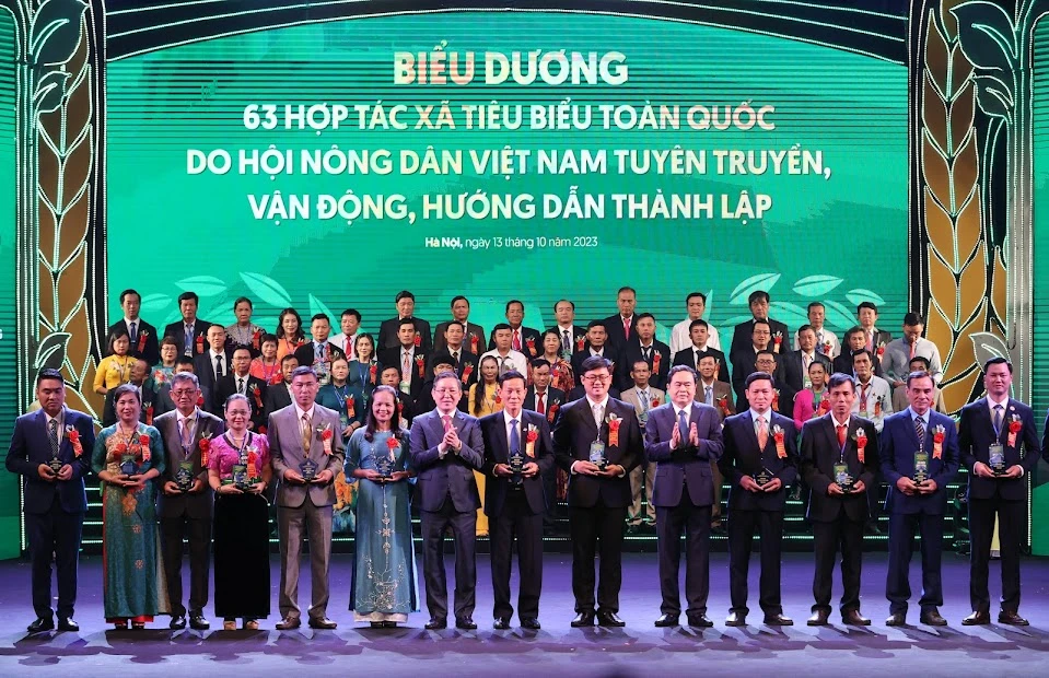 Phó Chủ tịch thường trực Quốc hội Trần Thanh Mẫn và Chủ tịch T.Ư Hội Nông dân Việt Nam Lương Quốc Đoàn trao kỷ niệm chương cho đại diện những hợp tác xã tiêu biểu