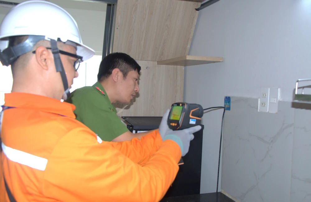 Công ty Điện lực Tân Phú, TPHCM phối hợp với các đơn vị kiểm tra công tác an toàn điện, PCCC khu nhà trọ, nhà cao tầng