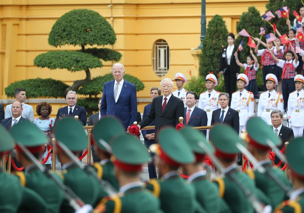 Tổng Bí thư Nguyễn Phú Trọng và Tổng thống Joe Biden duyệt đội danh dự Quân đội nhân dân Việt Nam tại Lễ đón chính thức, chiều 10-9-2023. Ảnh: QUANG PHÚC