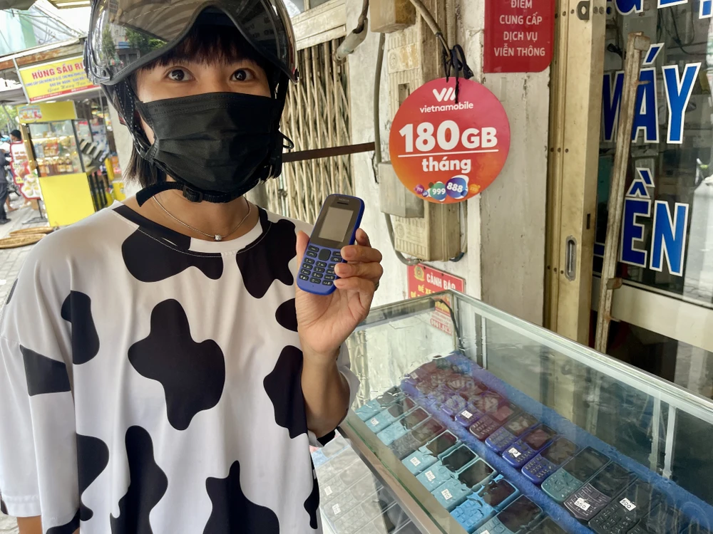 Khách hàng mua điện thoại dùng sóng 2G tại một cửa hàng điện thoại ở phường Tân Quy, quận 7, TPHCM. Ảnh: HOÀNG HÙNG