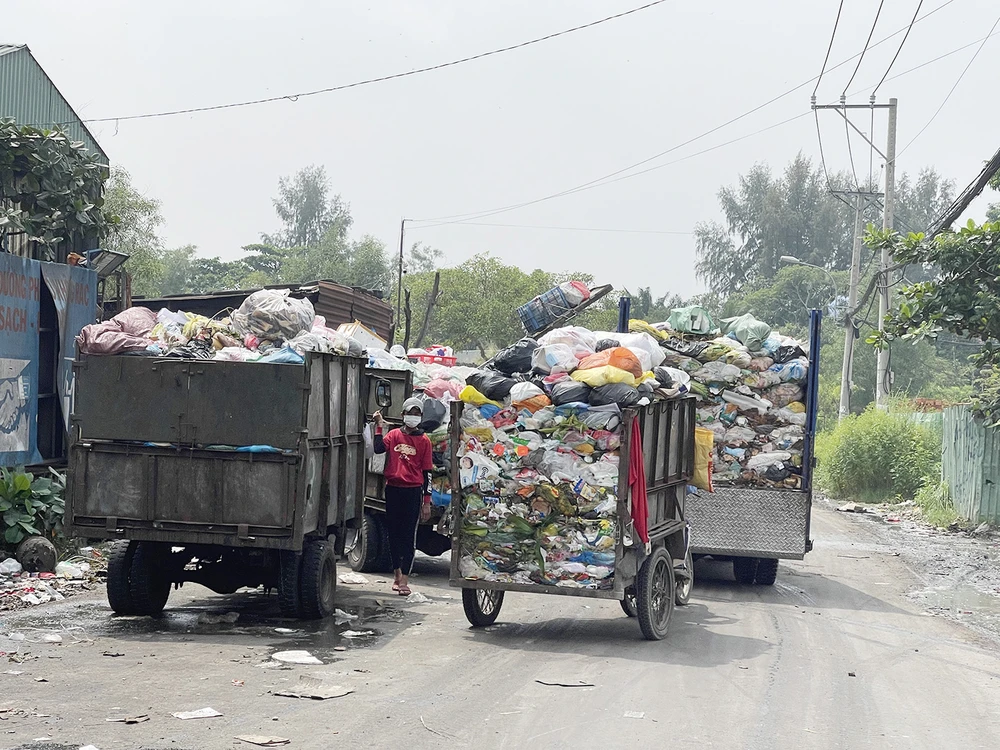 Xe vận chuyển rác thô sơ tại điểm gom rác trên địa bàn phường Long Trường, TP Thủ Đức, TPHCM. Ảnh: HOÀNG HÙNG