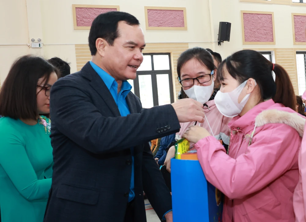 Chủ tịch Tổng Liên đoàn Lao động Việt Nam Nguyễn Đình Khang trao quà hỗ trợ đến công nhân lao động trong Chương trình Tết sum vầy năm 2023 ở tỉnh Hà Nam