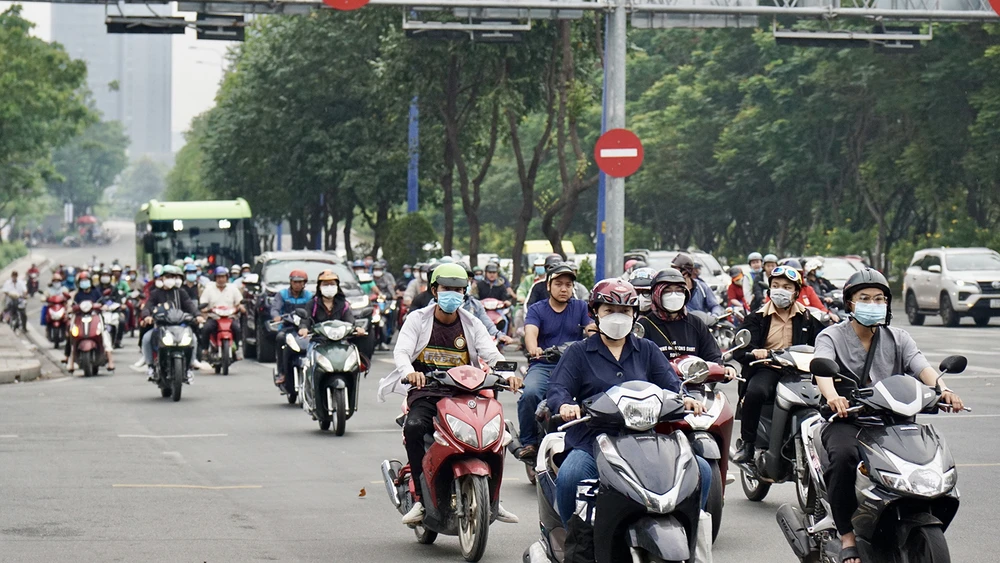 Người dân điều khiển xe gắn máy lưu thông trên đường Mai Chí Thọ, TP Thủ Đức (TPHCM). Ảnh: HOÀNG HÙNG