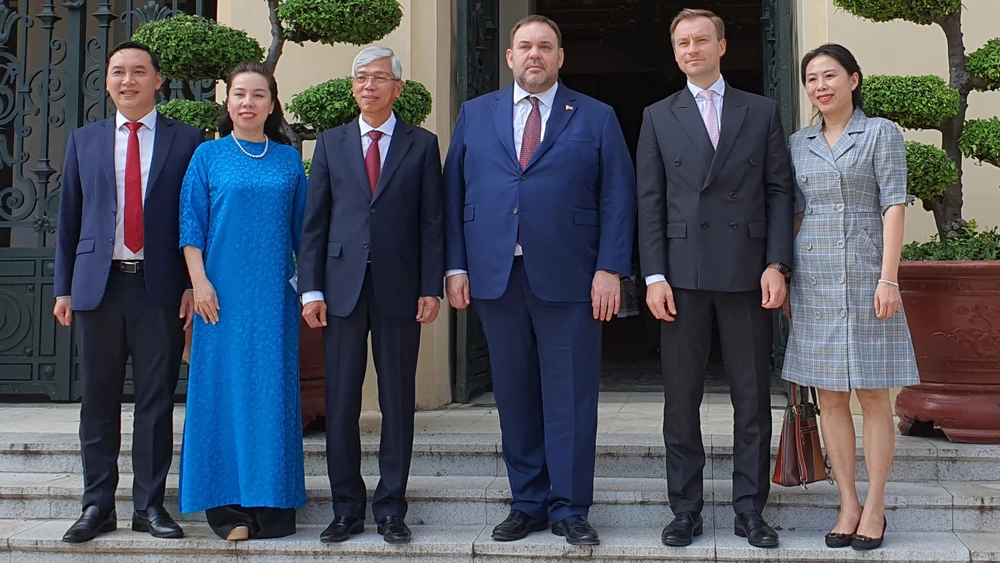 Phó Chủ tịch UBND TPHCM Võ Văn Hoan chụp ảnh lưu niệm cùng Thứ trưởng Ngoại giao Belarus Evgeny Shestakov. Ảnh: THỤY VŨ