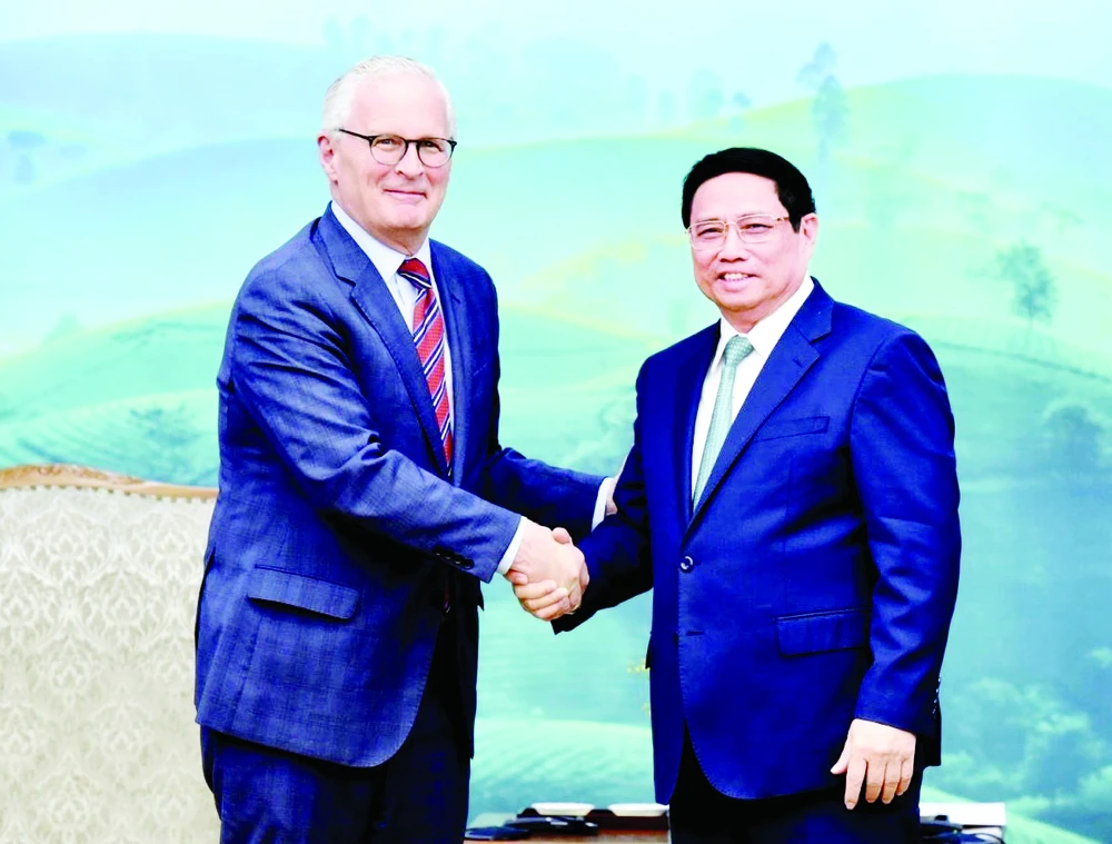 Thủ tướng Phạm Minh Chính tiếp Chủ tịch Hiệp hội Công nghiệp bán dẫn Hoa Kỳ (SIA) John Neuffer. Ảnh: TTXVN
