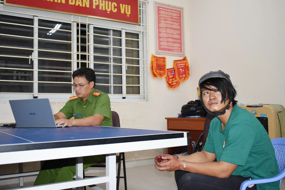 Công an lấy lời khai Nguyễn Văn Nhu, đối tượng sát hại 3 người ở quận 8, TPHCM. Ảnh: CHÍ THẠCH
