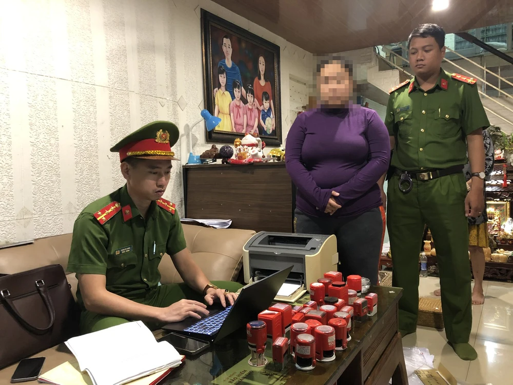Lực lượng công an khám xét nơi ở của đối tượng Bùi Thị Thu Nguyệt. Ảnh: CACC