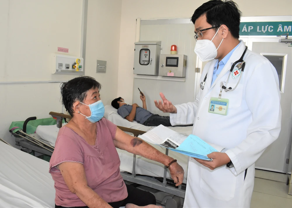 BS CKI Trương Trọng Tuấn, Phó trưởng Khoa Cấp cứu, Bệnh viện Nhân dân 115, thăm khám cho người bệnh. Ảnh: QUANG HUY