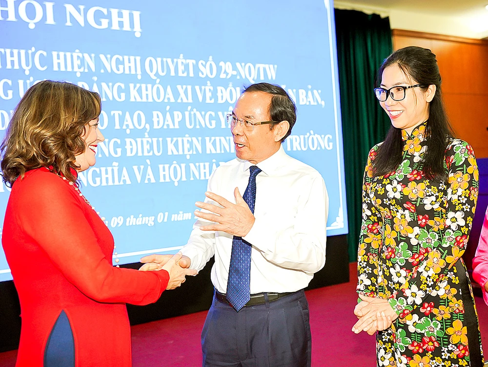 Bí thư Thành ủy TPHCM Nguyễn Văn Nên trao đổi với giáo viên tại hội nghị tổng kết 10 năm thực hiện Nghị quyết số 29-NQ/TW. Ảnh: HOÀNG HÙNG