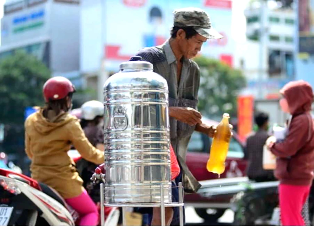 Trên một số con đường có những thùng nước trà đá miễn phí để người đi đường ai khát cứ lấy uống