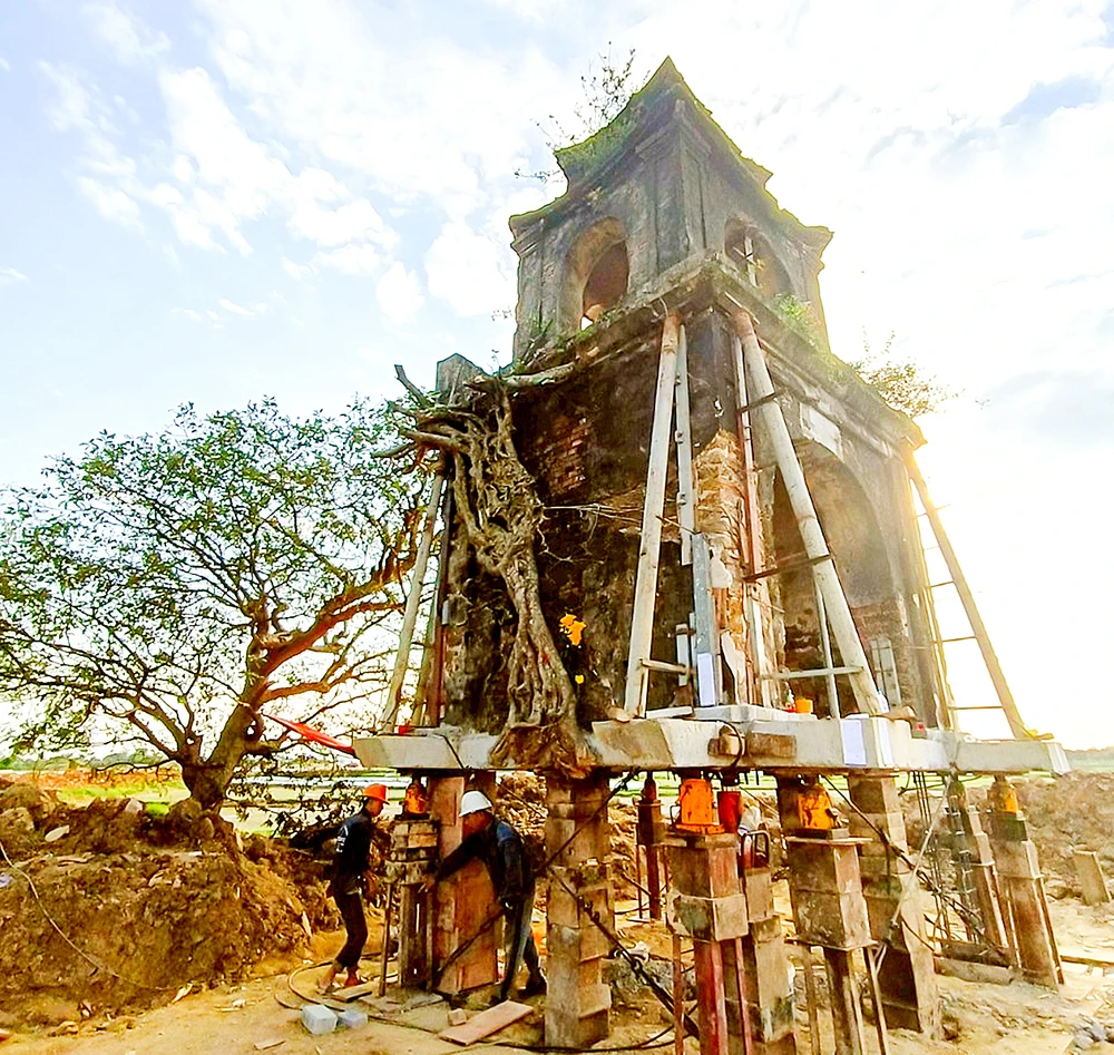 Cổng tam quan đền Thánh Vân Chàng được nâng cao 1,2m