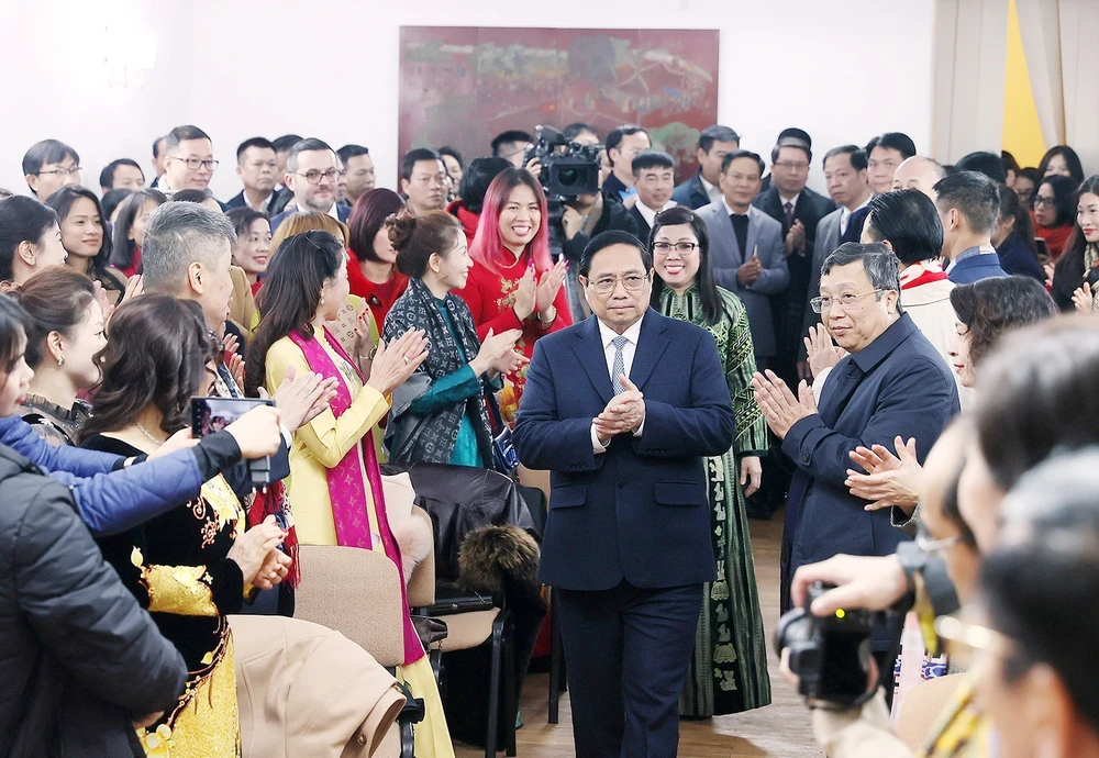 Thủ tướng Phạm Minh Chính cùng phu nhân gặp gỡ cán bộ, nhân viên Đại sứ quán và đại diện cộng đồng người Việt Nam ở Romania. Ảnh: TTXVN