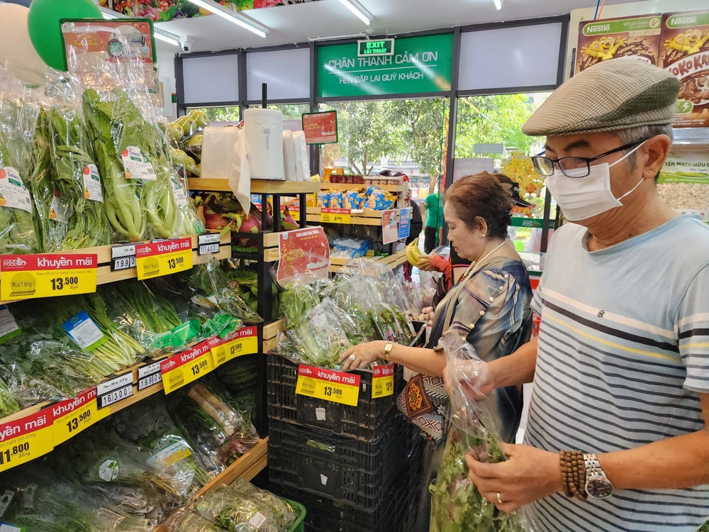 Khách hàng mua sắm tại một siêu thị Co.opmart ở TPHCM