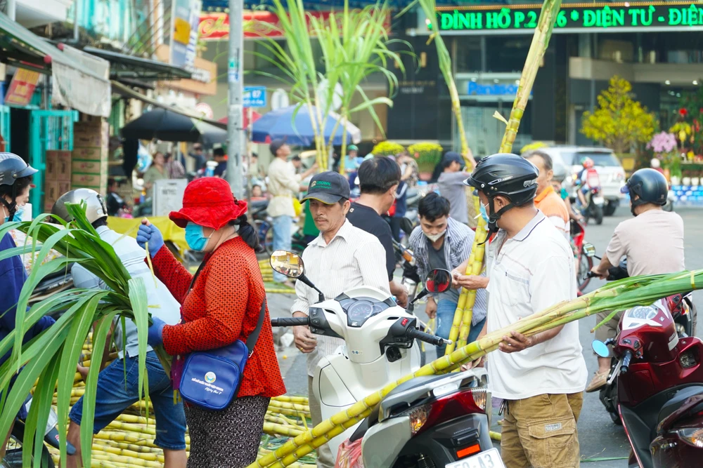 Khung cảnh tấp nập của chợ mía sáng mùng 8 tháng Giêng