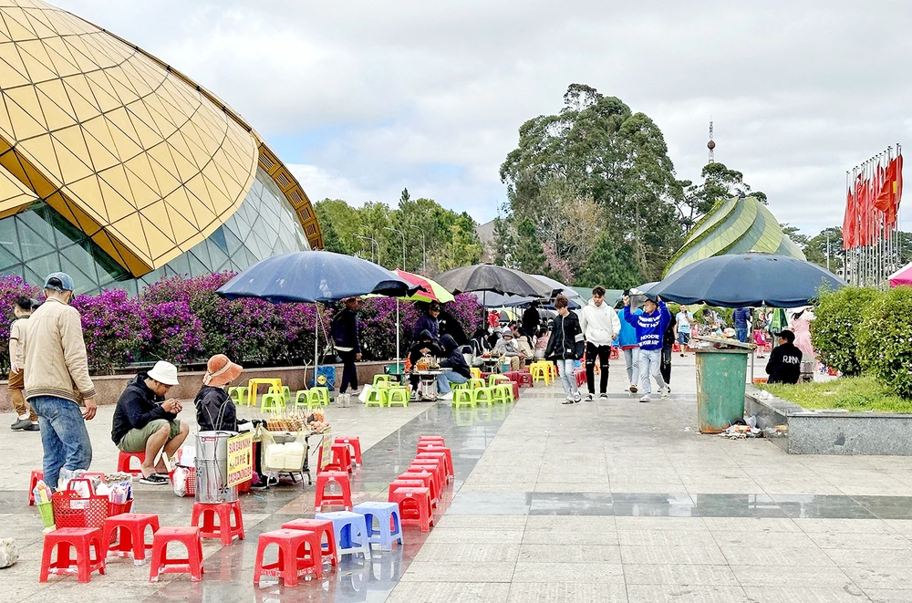Hàng quán bày bán tràn lan tại quảng trường Lâm Viên, TP Đà Lạt