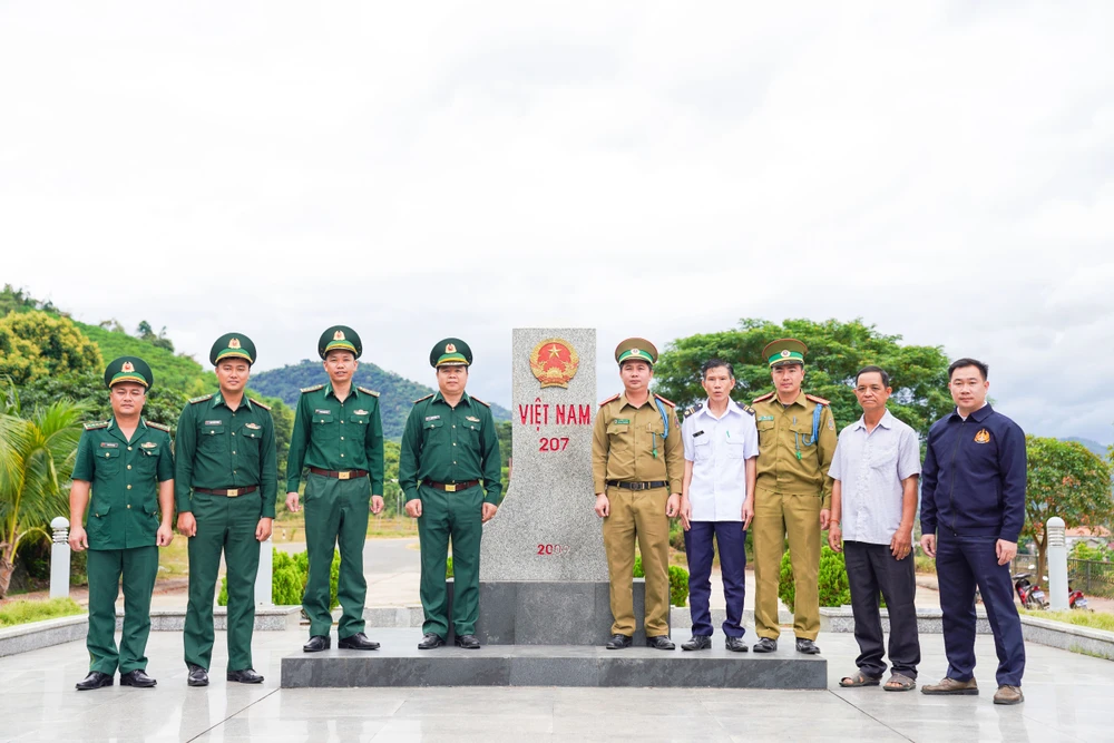 Lực lượng Biên phòng Việt Nam ở Chiềng Khương thường xuyên phối hợp chặt chẽ với lực lượng bảo vệ biên giới Lào trong việc bảo đảm an ninh đường biên, thắt chặt tình hữu nghị giữa hai nước. Ảnh: ĐỖ TRUNG