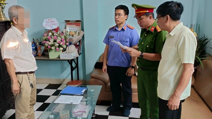 Cơ quan chức năng tống đạt các quyết định khởi tố đối với Nguyễn Hoàng