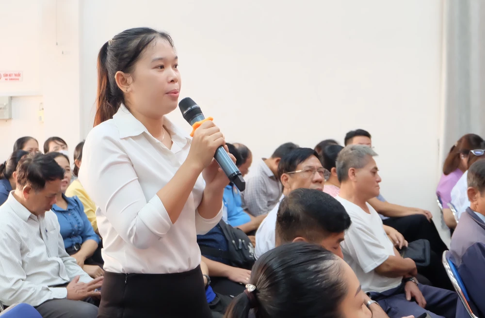 Người dân quận Tân Bình (TPHCM) nêu ý kiến tại buổi tiếp xúc của lãnh đạo quận với người dân về thực trạng thiếu cơ sở vật chất phục vụ công tác giáo dục trên địa bàn 