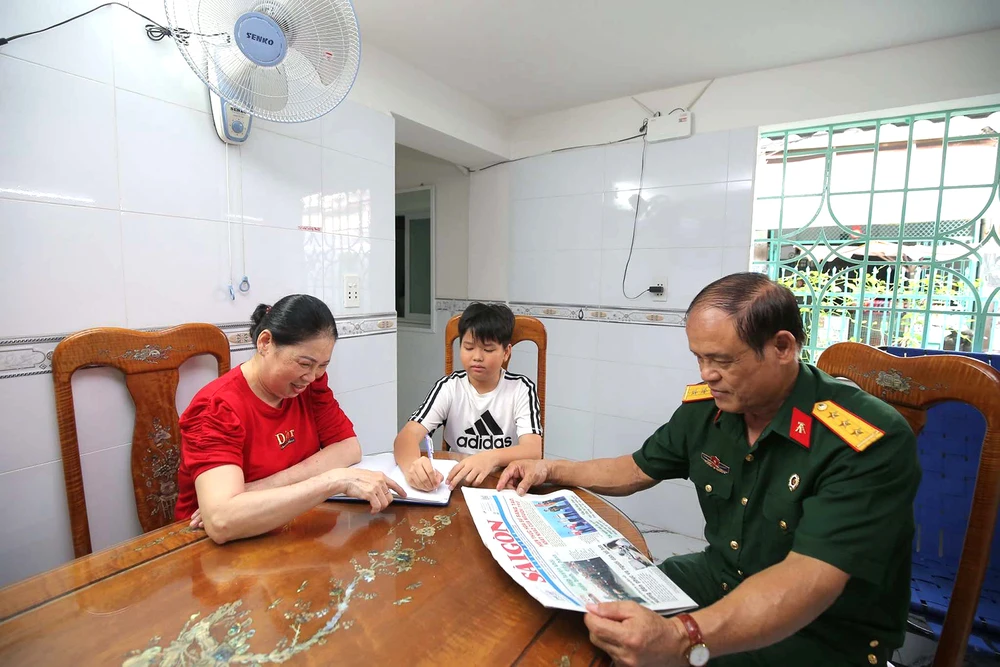 Buổi chiều sum vầy của gia đình một cựu chiến binh tại quận Bình Thạnh, TPHCM. Ảnh: DŨNG PHƯƠNG