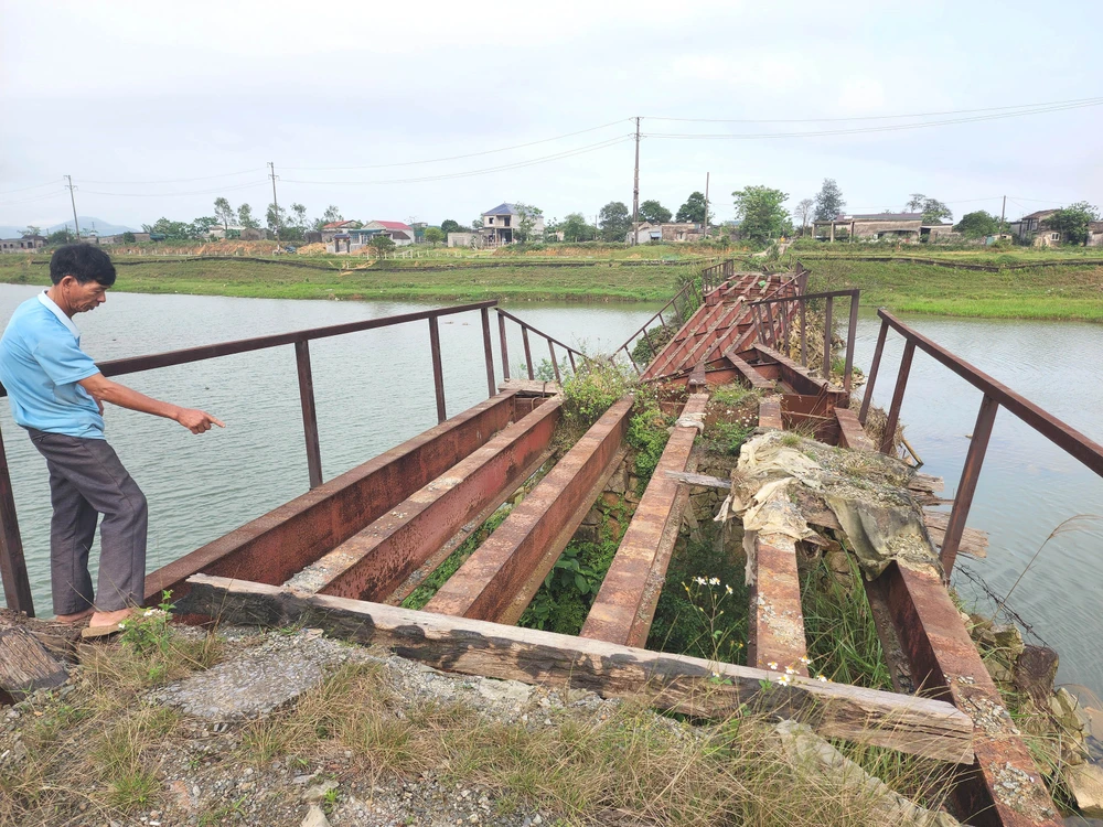 Ông Lê Văn Huynh bên cầu sắt ở tổ dân phố Bắc Phong bị hư hỏng, xuống cấp nghiêm trọng