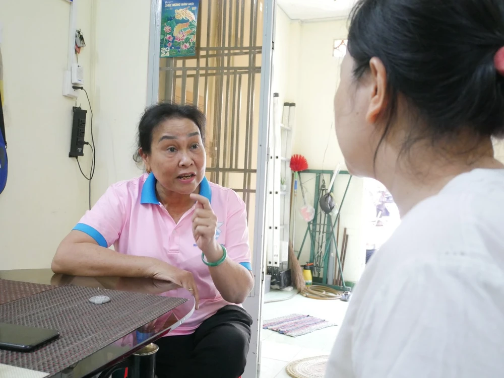 Bà Trương Thị Hậu tư vấn một trường hợp muốn vay vốn phát triển kinh tế gia đình
