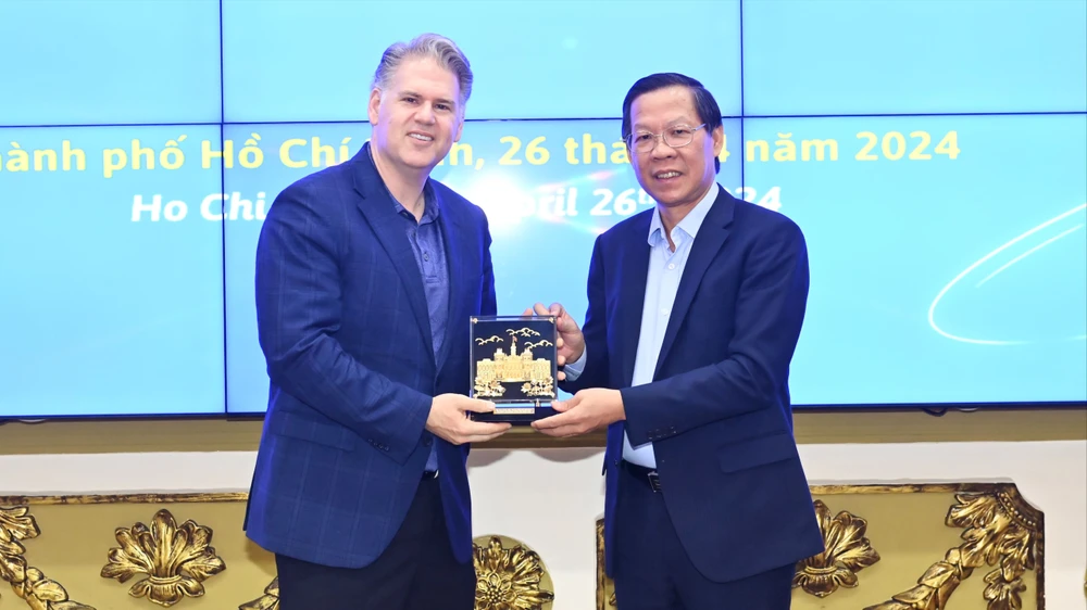 Đồng chí Phan Văn Mãi, Chủ tịch UBND TPHCM tiếp Phó chủ tịch Tập đoàn NVIDIA Keith Strier. Ảnh: VIỆT DŨNG