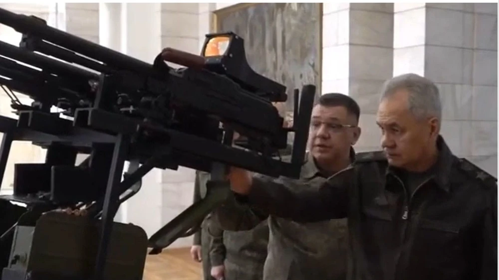 Bộ trưởng Quốc phòng Nga Sergey Shoigu kiểm tra súng chống máy bay không người lái. Ảnh cắt từ video của Bộ Quốc phòng Nga